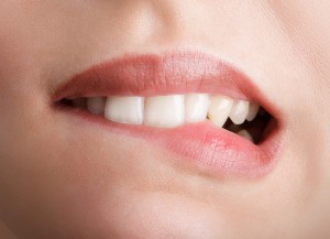 唇を噛む癖で歯並びが悪くなる？