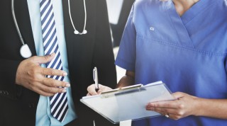 矯正したのに歯並びがわるくなるのはなぜ？原因とキレイな歯並びを保つ方法