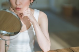 出っ歯の人はほうれい線ができやすい？